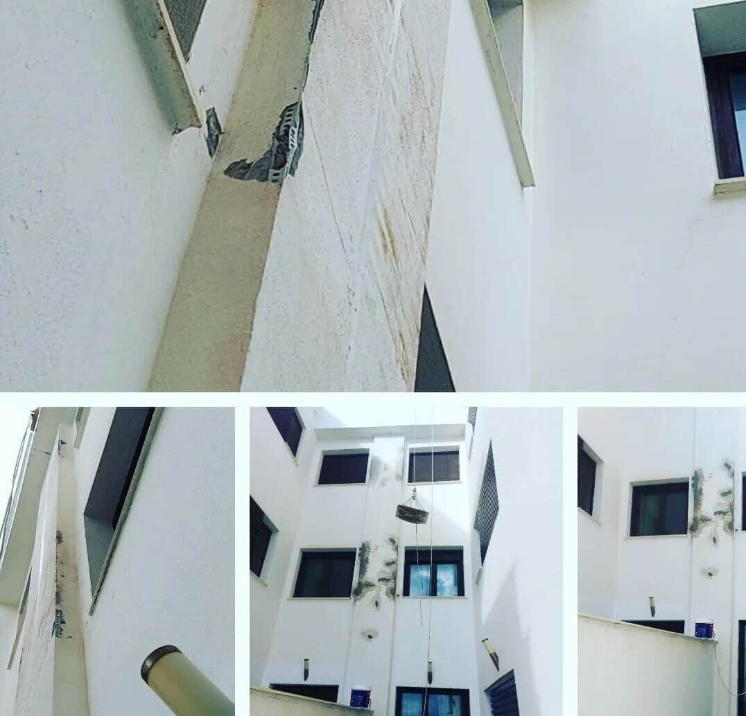 trabajador reparando las dilataciones de una casa en Estepona